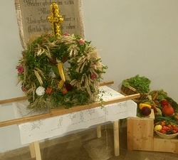 Erntekrone und Feldfrüchte in der Pfarrkirche Hall