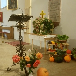 Erntekrone und Feldfrüchte in der Pfarrkirche Hall