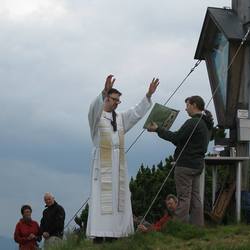 Wetterkreuz - Pater Maximilian beim Wettersegen 